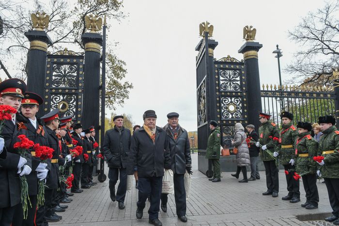 Торжественный марш в честь парада 1941 года на Красной площади в Москве