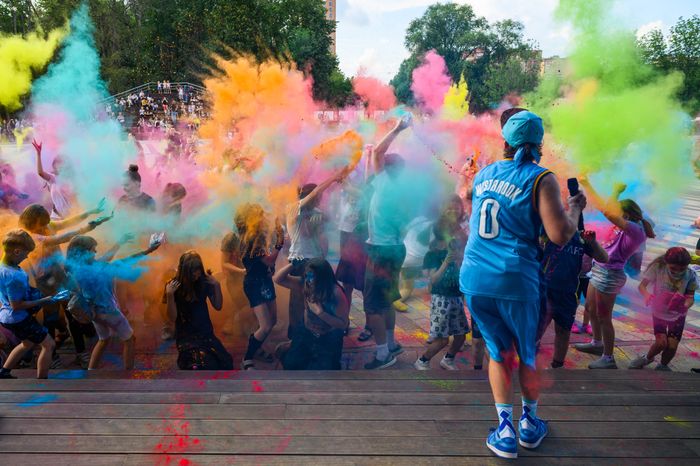 Фестиваль красок Holi Dance в Наташинском парке в Люберцах