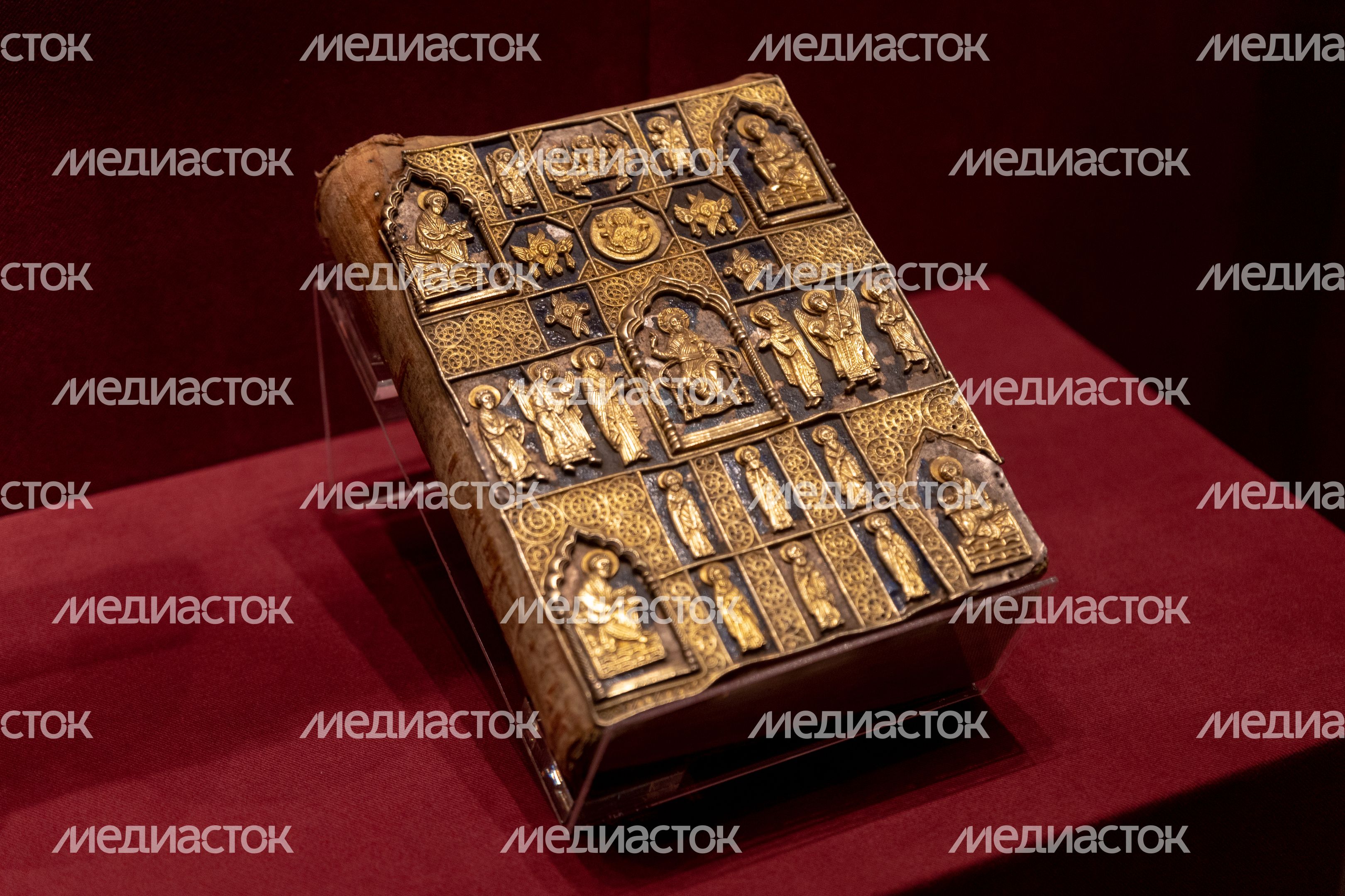 Ризница. Экспозиция Реликвия и сокровища Троице-Сергиева монастыря XI-XVII веков Ризница. Экспозиция Реликвия и сокровища Троице-Сергиева монастыря XI-XVII веков