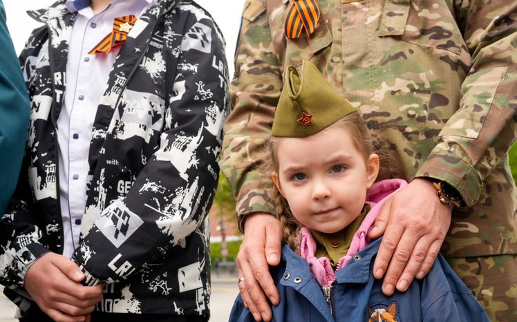 Участники специальной военной операции с детьми возложили цветы к Могиле Неизвестного Солдата
