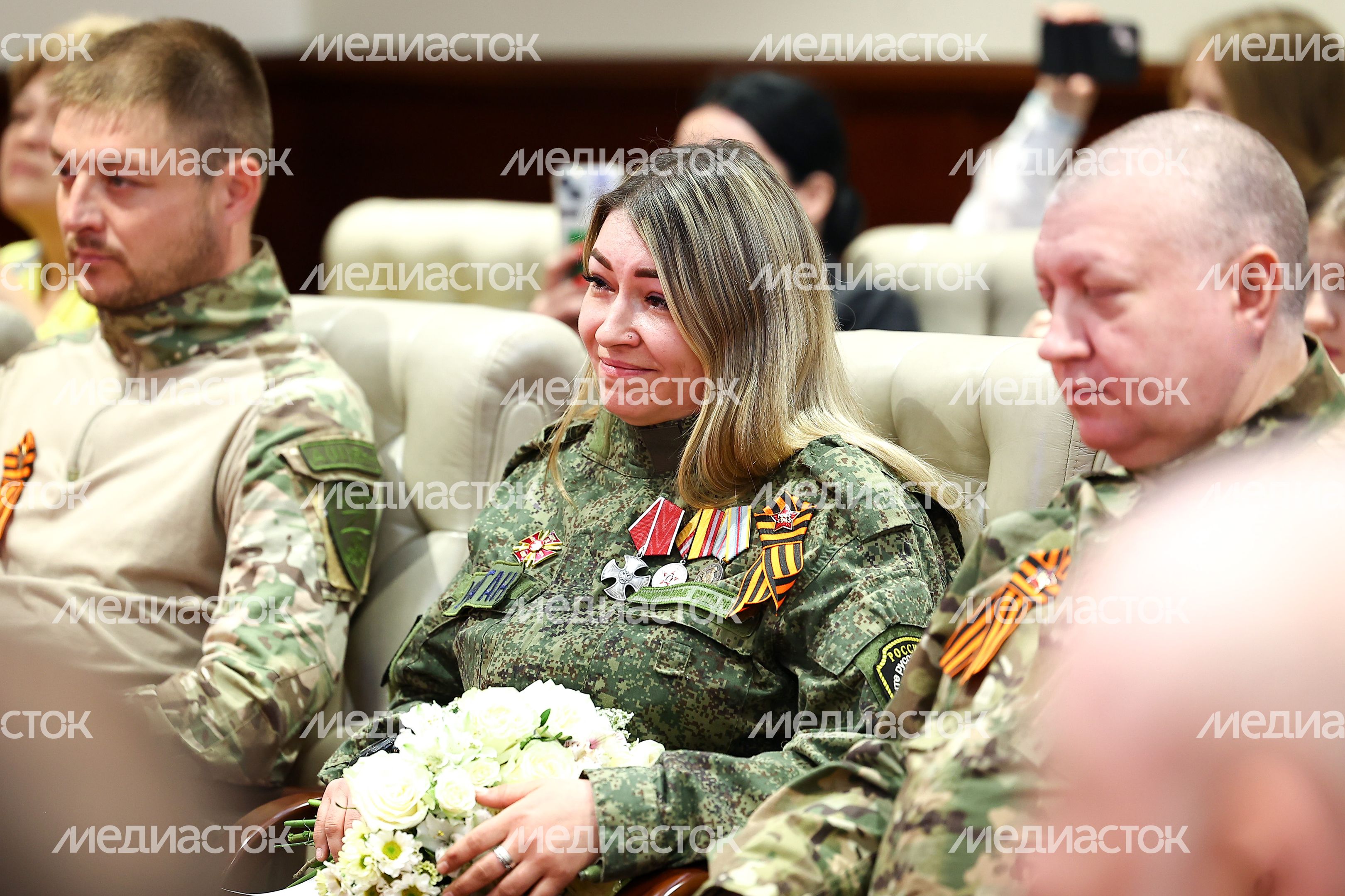 Губернатор вручил государственные награды добровольцам отряда БАРС