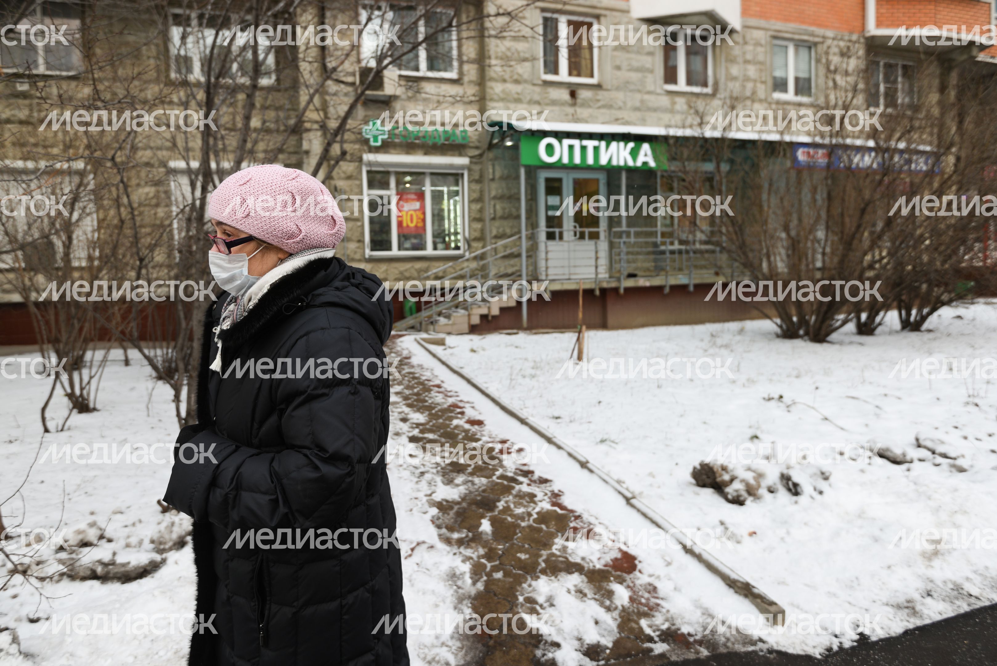 Люди в масках в период эпидемии коронавируса