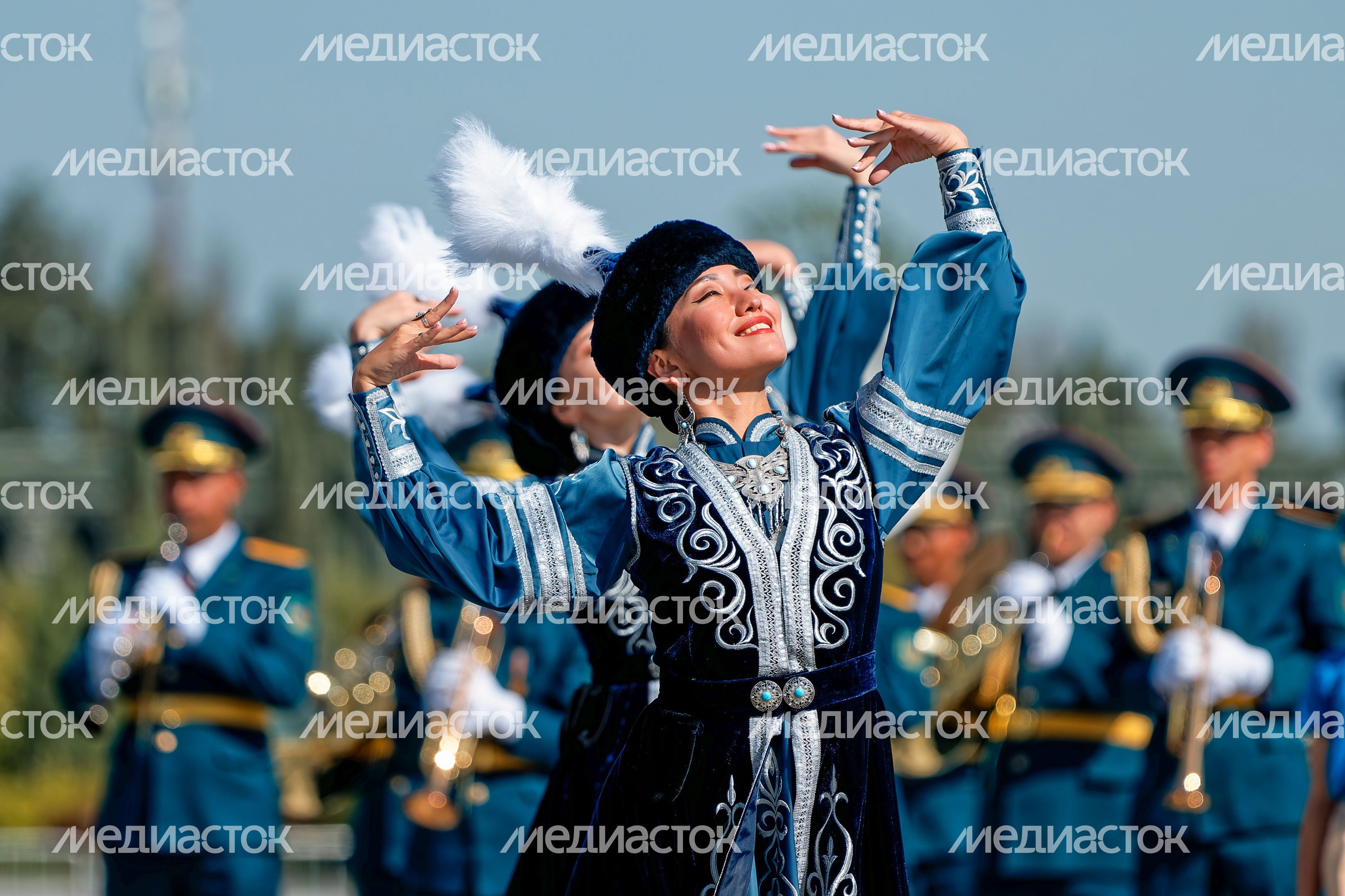 Гости из Казахстана на военно-музыкальном фестивале «Спасская башня» у Главного храма ВС РФ
