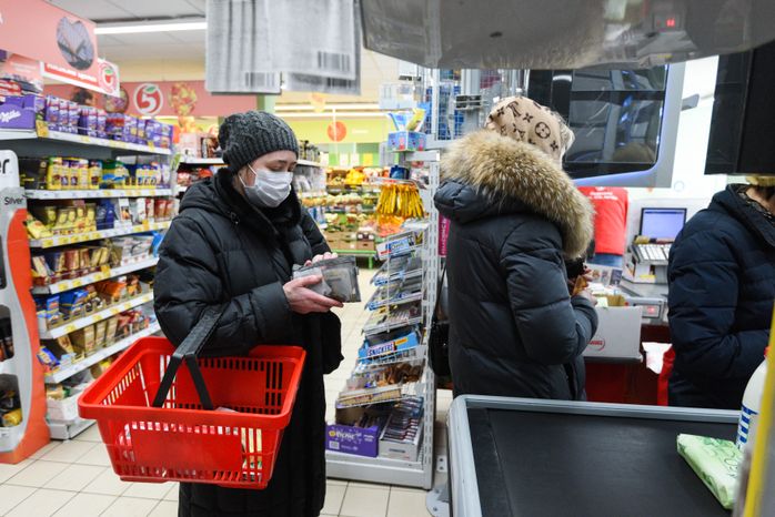 Люди в масках в период эпидемии коронавируса