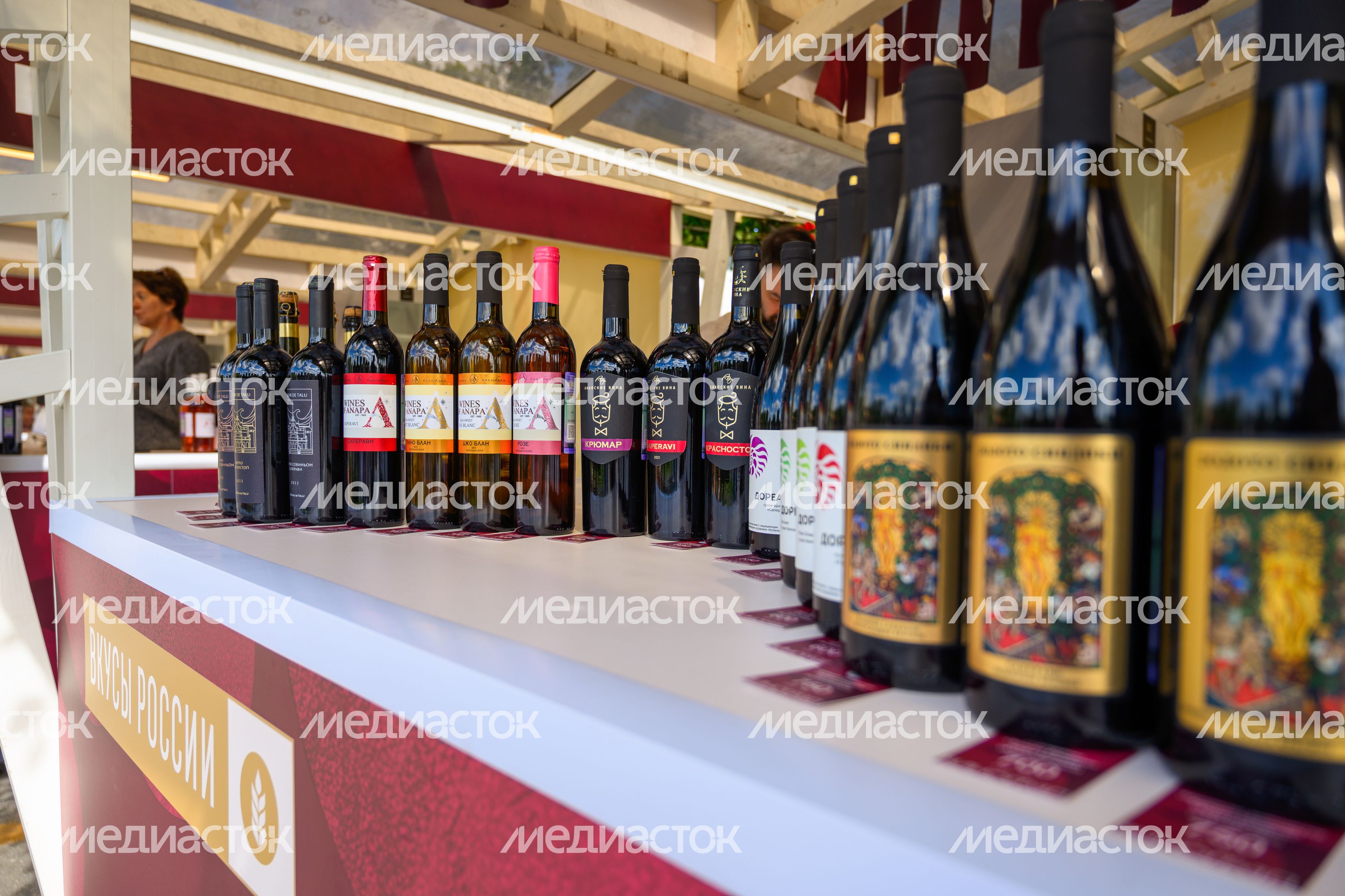 Продукция российских виноделен на фестивале «Виноград»