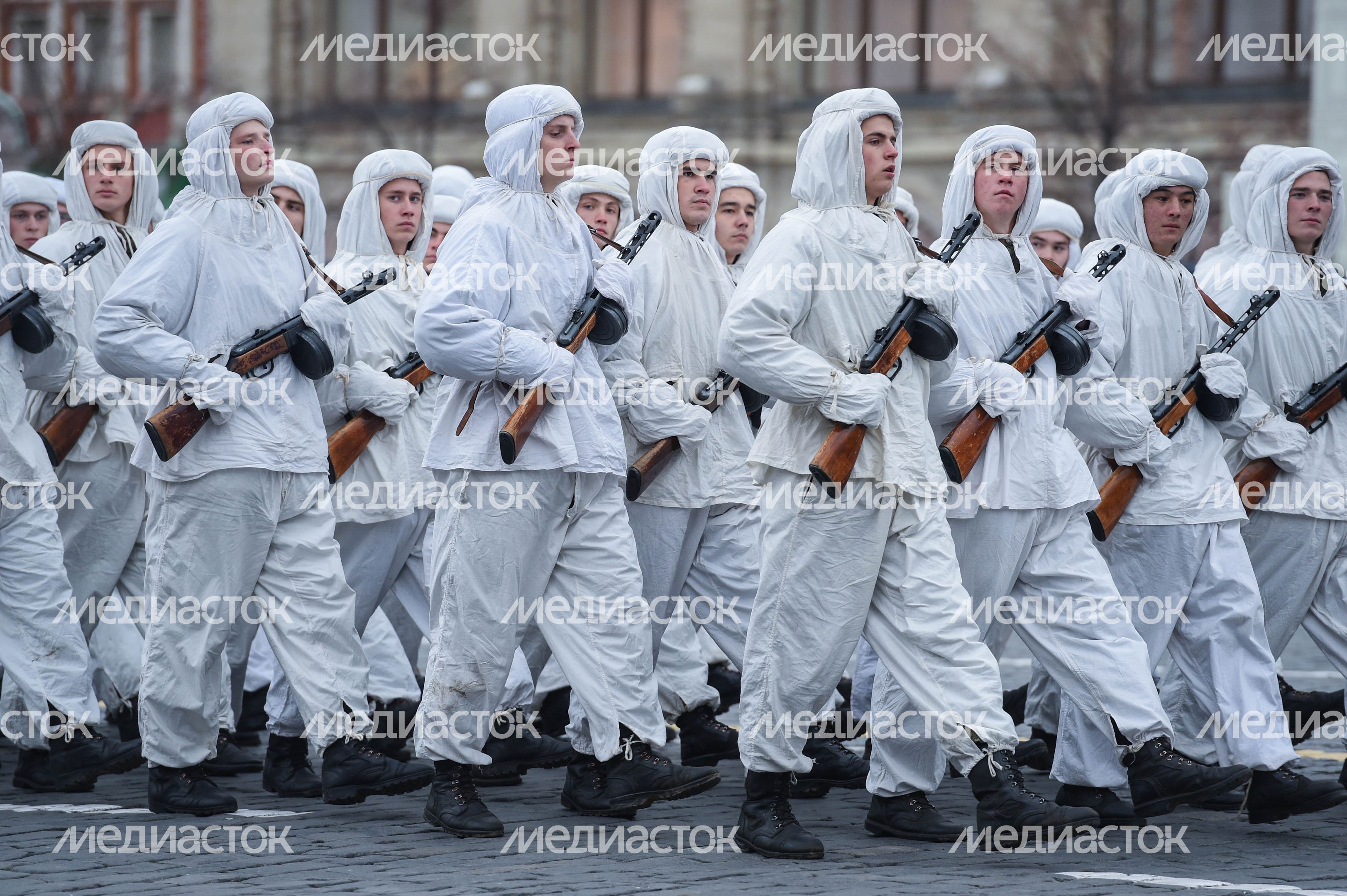 Торжественный марш в честь парада 1941 года на Красной площади в Москве