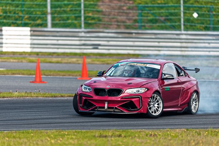 Дрифт-гонка автомобилей по автодрому Moscow Raceway на фестивале «Дрифт Экспо» в Волоколамске