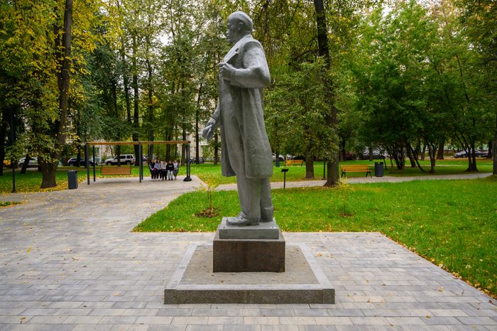 Памятник В.И. Ленину в сквере на улице Крупешина в Балашихе