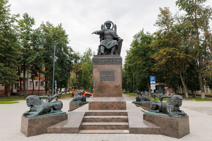 Памятник князю Александру Невскому на Советской улице в Егорьевске