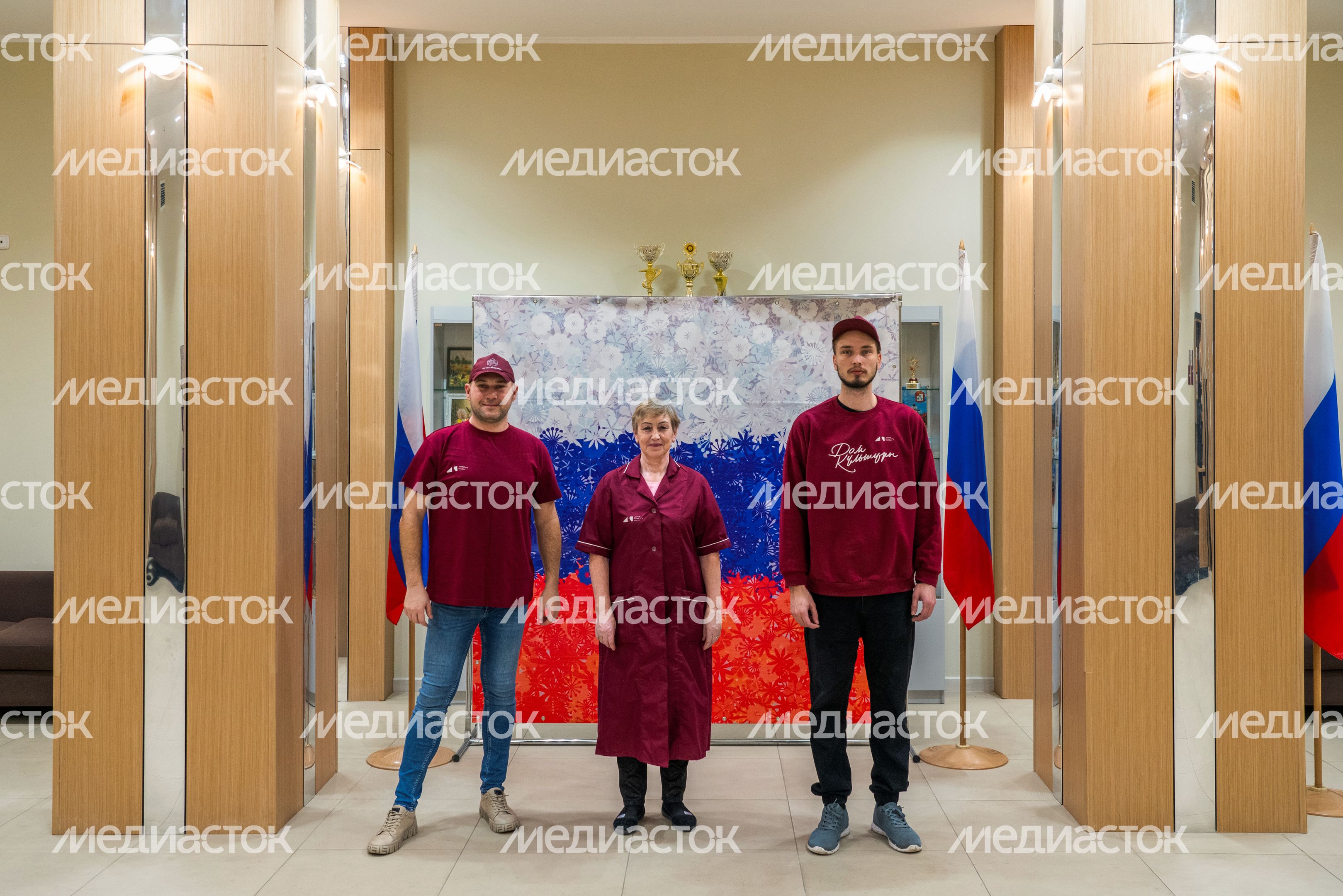 Униформа сотрудников Центра культуры и творчества «Родники» в Волоколамске оформлена в цветах проекта «Умный ДК» Униформа сотрудников Центра культуры и творчества «Родники» в Волоколамске оформлена в цветах проекта «Умный ДК»