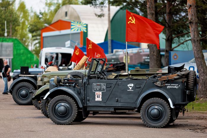 Армейские военные автомобили в музее аэроклуба ветеранов воинской службы в Кубинке