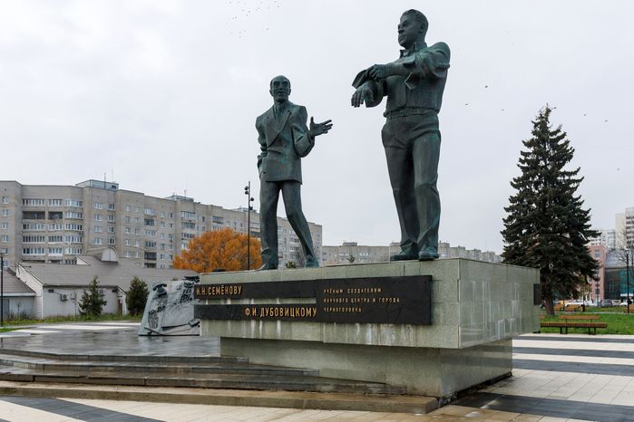 Памятник ученым-основателям Черноголовки — лауреату Нобелевской премии Н.Н. Семенову и его ученику Ф.И. Дубовицкому