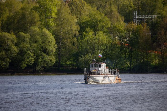 Катер на Химкинском водохранилище в Подмосковье