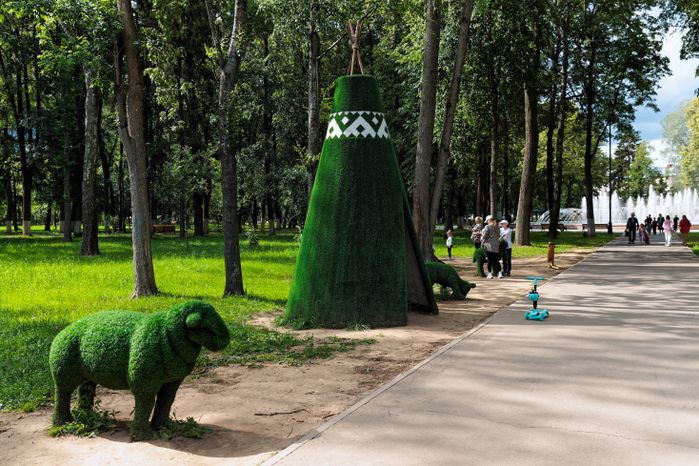 Топиарная садово-парковая фигура в парке Мира в Коломне летом