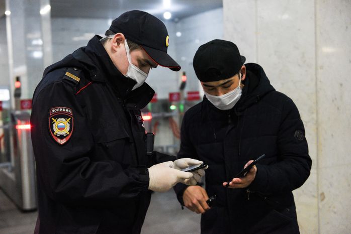 Проверка электронных пропусков в московском метро