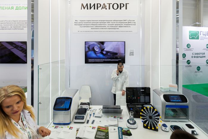 Стенд выездной SNP-лаборатории «Мираторг» на выставке «Золотая осень-2025» в Москве