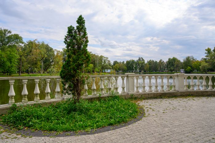 Набережная озера Пионер в парке «Здоровье» города Раменское после благоустройства