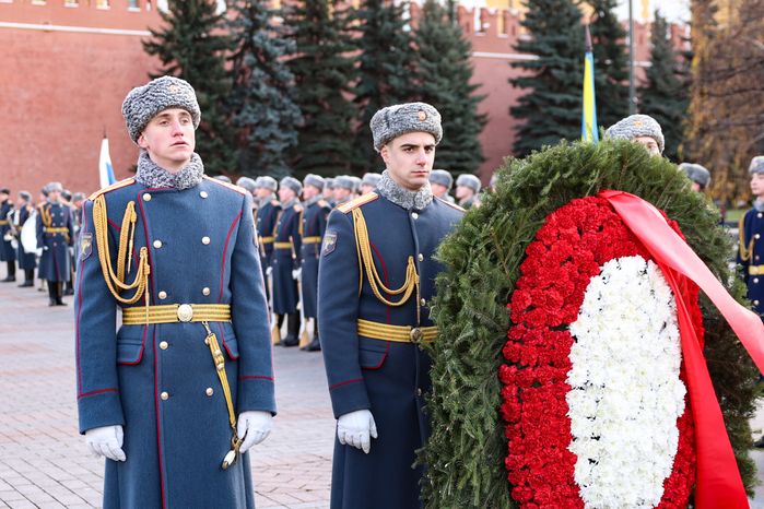 Волонтеры и герои СВО возложили цветы к Вечному огню у кремлевской стены
