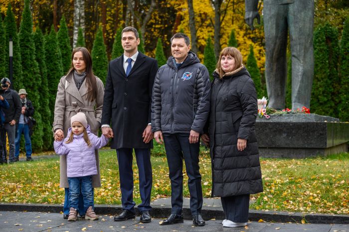Космонавты Олег Кононенко и Николай Чуб с семьями