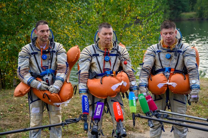 Астронавт NASA Маркос Берриос, космонавты Роскосмоса Олег Кононенко и Александр Гребенкин на тренировке по приземлению