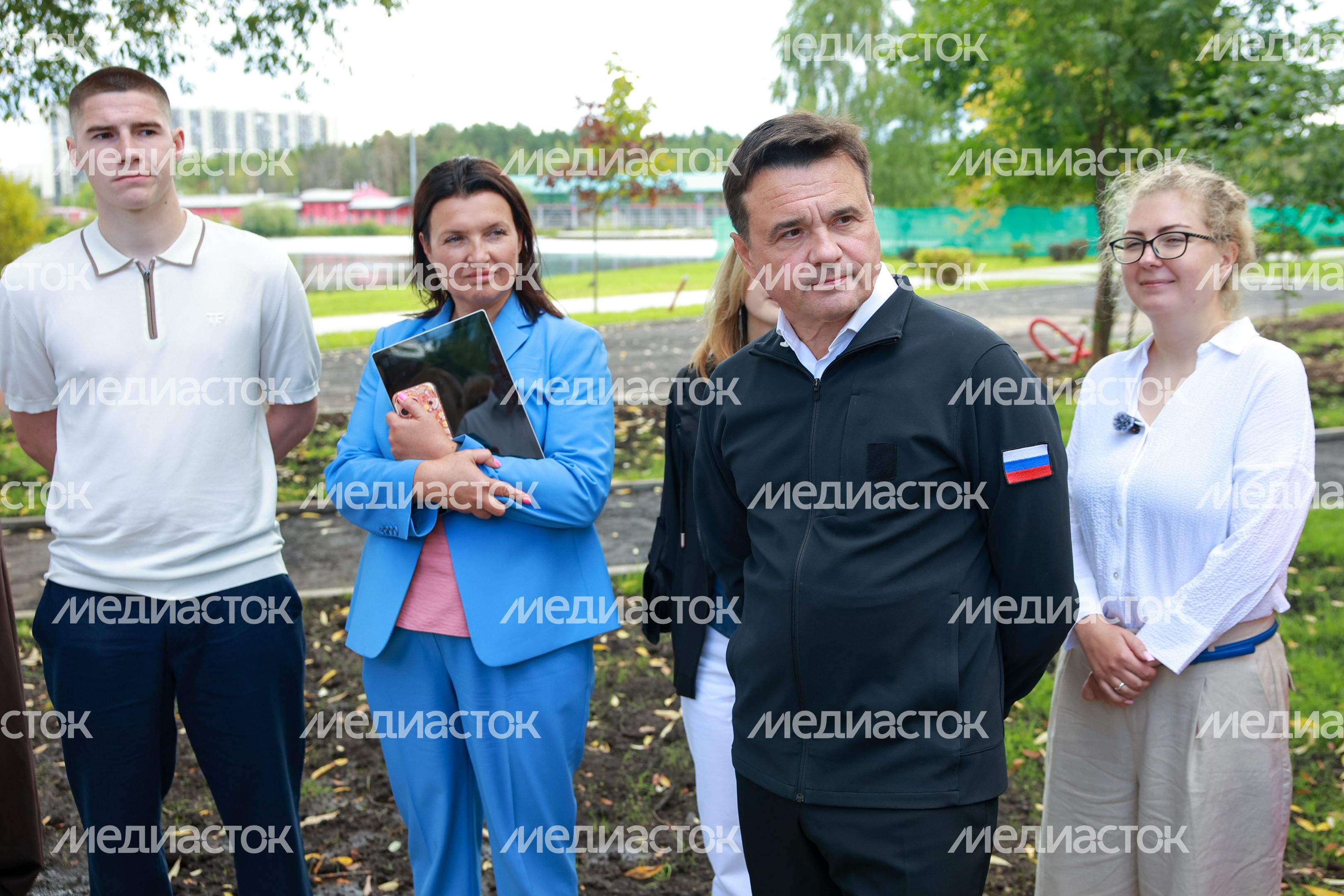 Андрей Воробьев проверил ход благоустройства набережной пруда "Москвич" в Лобне