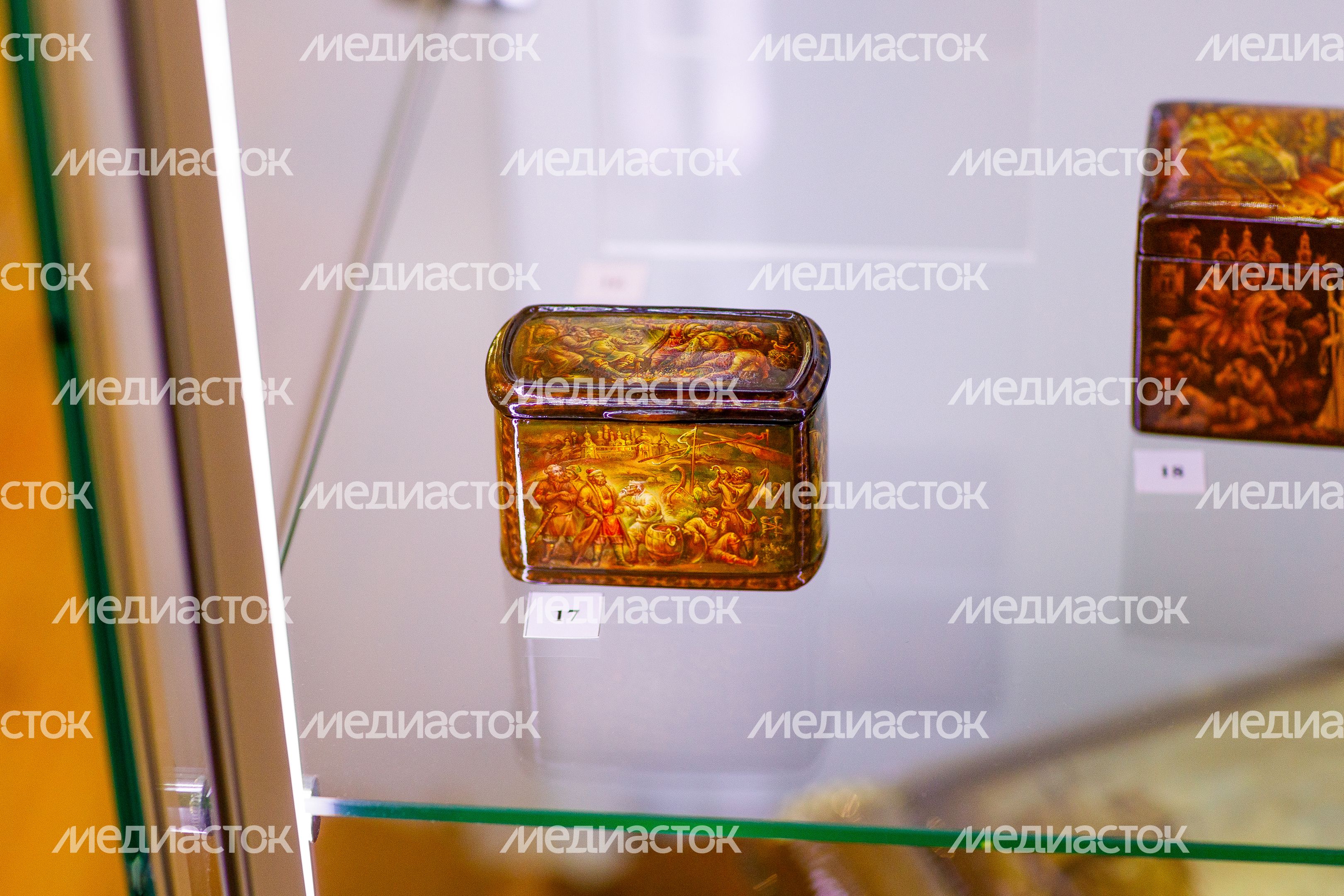 Шкатулка в технике лаковой миниатюры Федоскино на выставке «Фантазии полет и рук творенье…» Шкатулка в технике лаковой миниатюры Федоскино на выставке «Фантазии полет и рук творенье…»