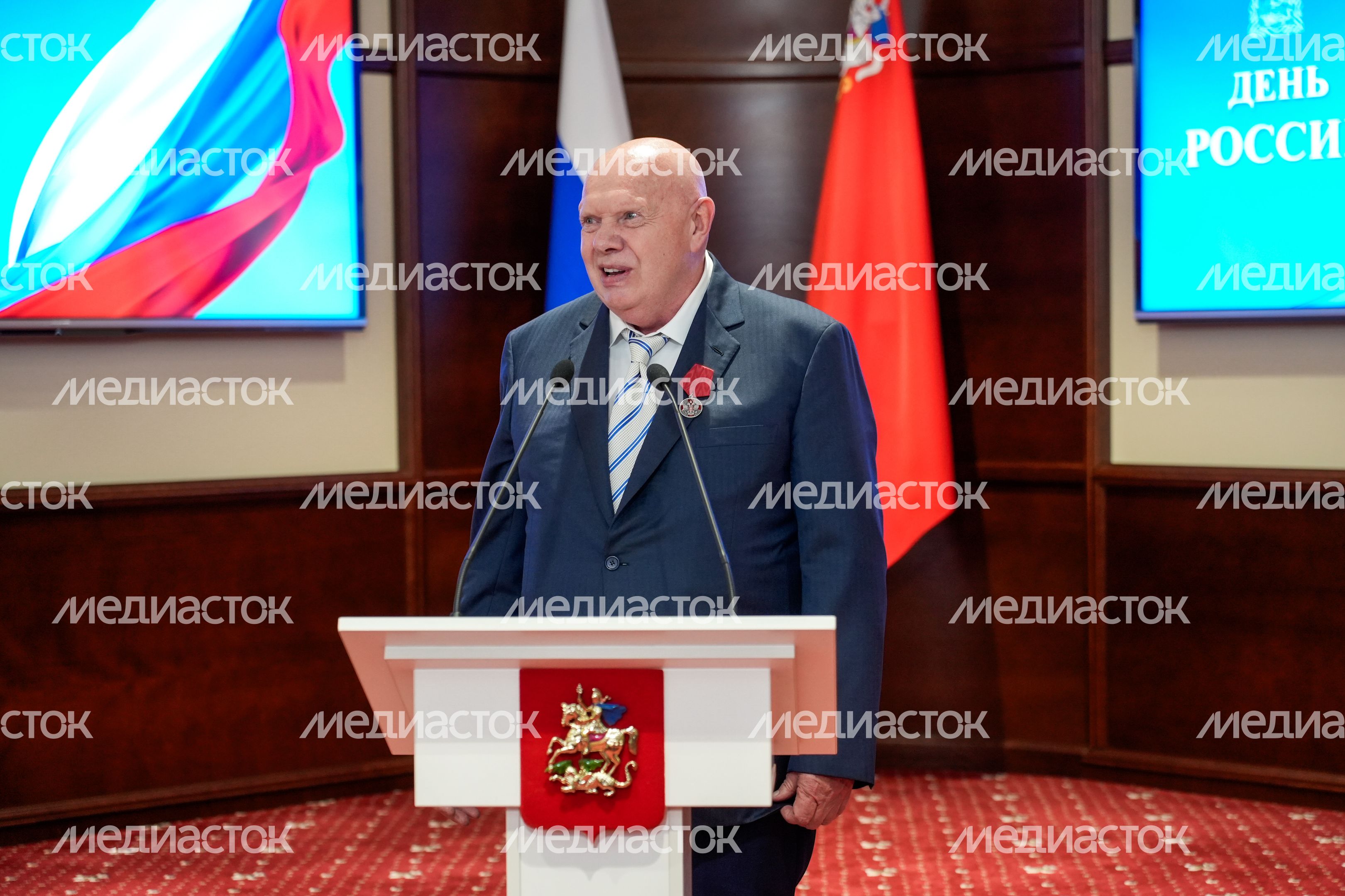 Губернатор Московской области вручил награду Владимиру Виноградову Губернатор Московской области вручил награду Владимиру Виноградову