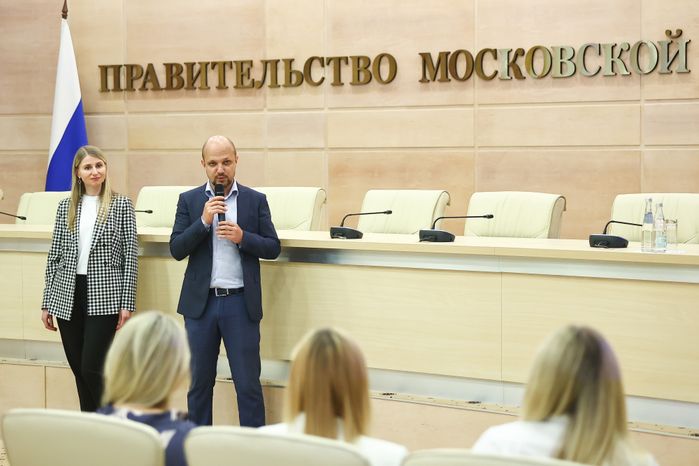 Подмосковным тренерам вручили сертификаты на покупку жилья по соципотеке