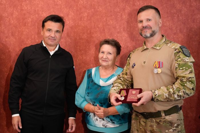 Андрей Воробьев навестил ветерана СВО Дениса Лелькова и вручил ему медаль "За храбрость" II степени