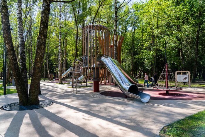 Детская площадка в парке «Гучково» Дедовска округа Истра летом