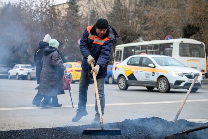 Рабочие Мособлводоканала укладывают асфальт в Орехово-Зуево после ремонта водопровода