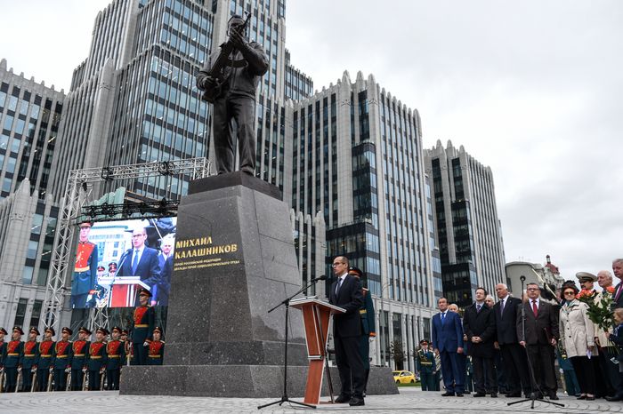 В Москве торжественно открыли памятник Михаилу Калашникову