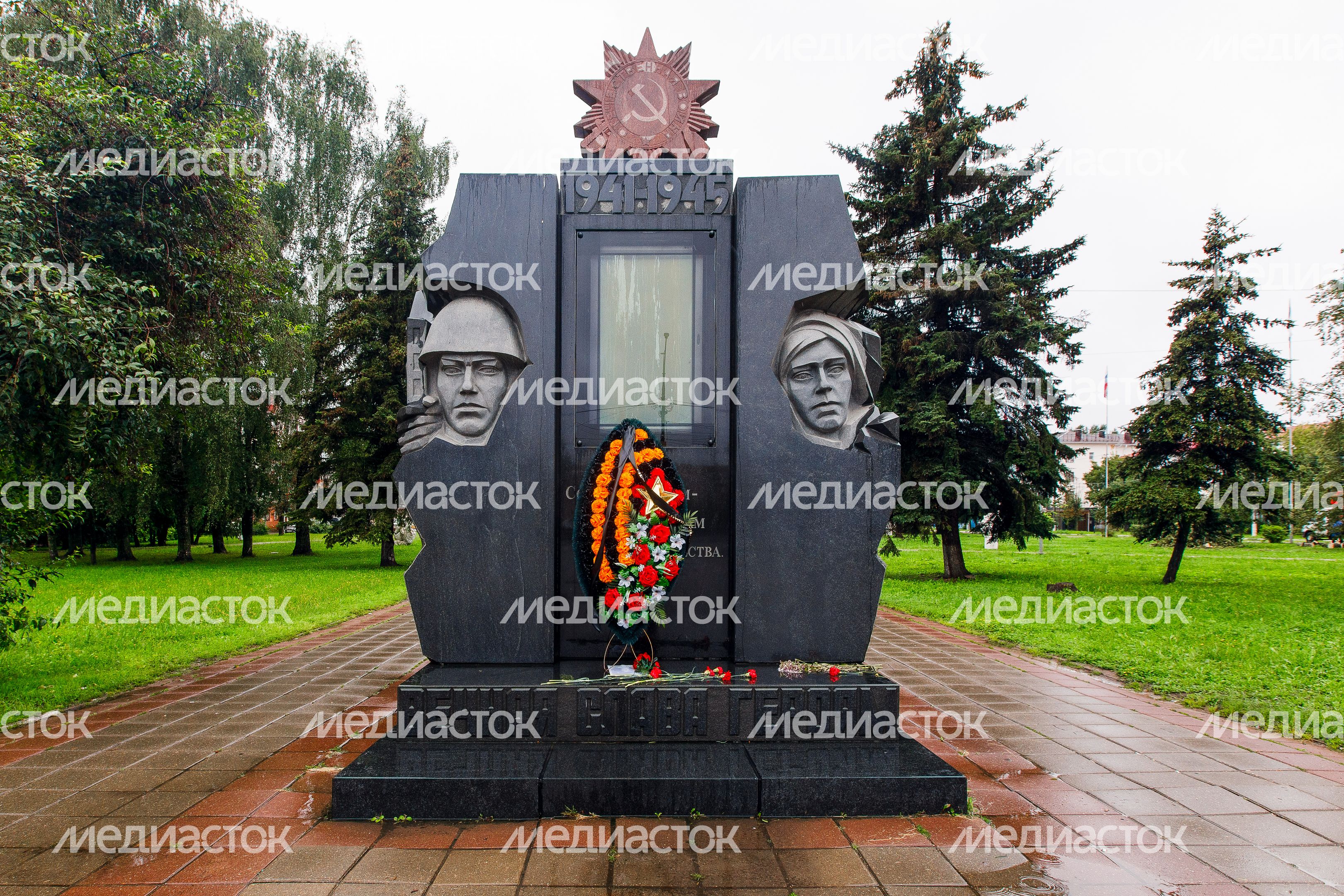 Памятник погибшим солнечногорцам в Великой отечественной войне на Советской площади в Солнечногорске Памятник погибшим солнечногорцам в Великой отечественной войне на Советской площади в Солнечногорске