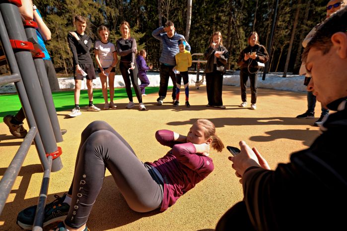 Поднимание туловища в лесопарке «Соколиная гора» на фестивале «Весенний марафон спорта» в Истре