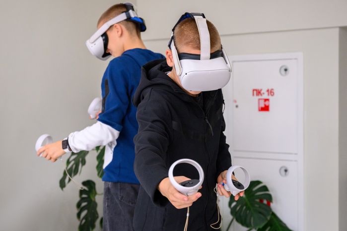 Игра на симуляторе виртуальной реальности с VR-очками