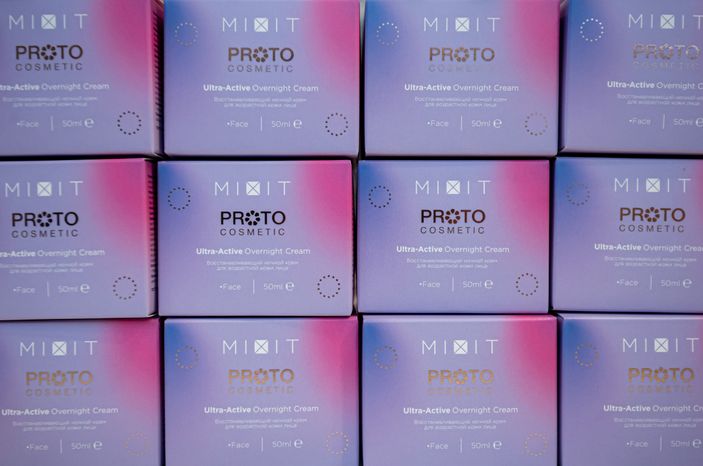 Процесс работы фабрики косметического бренда Mixit