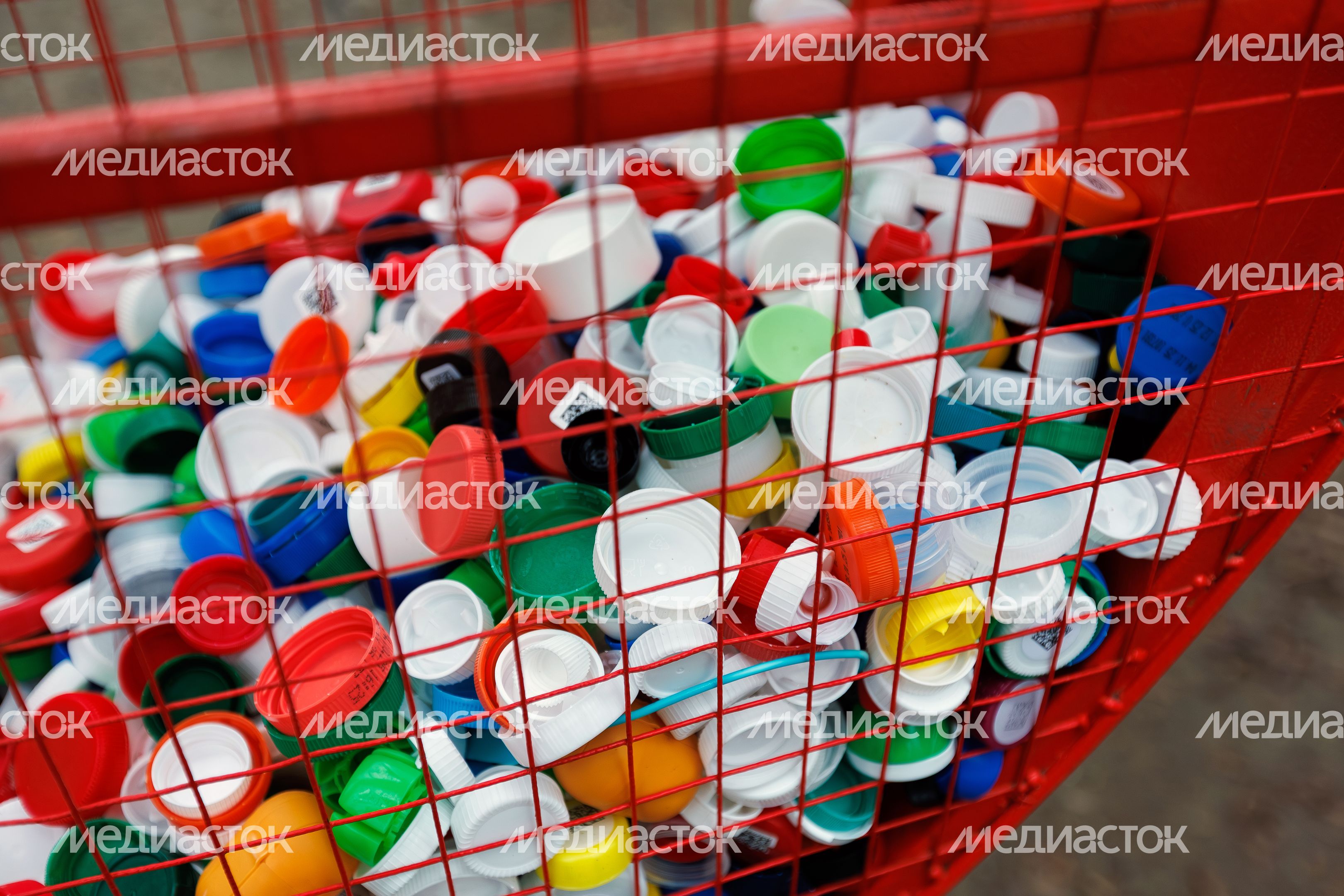 Контейнер для сбора пластиковых крышек в парке культуры и отдыха «Свердловский» поселка Свердловский Контейнер для сбора пластиковых крышек в парке культуры и отдыха «Свердловский» поселка Свердловский