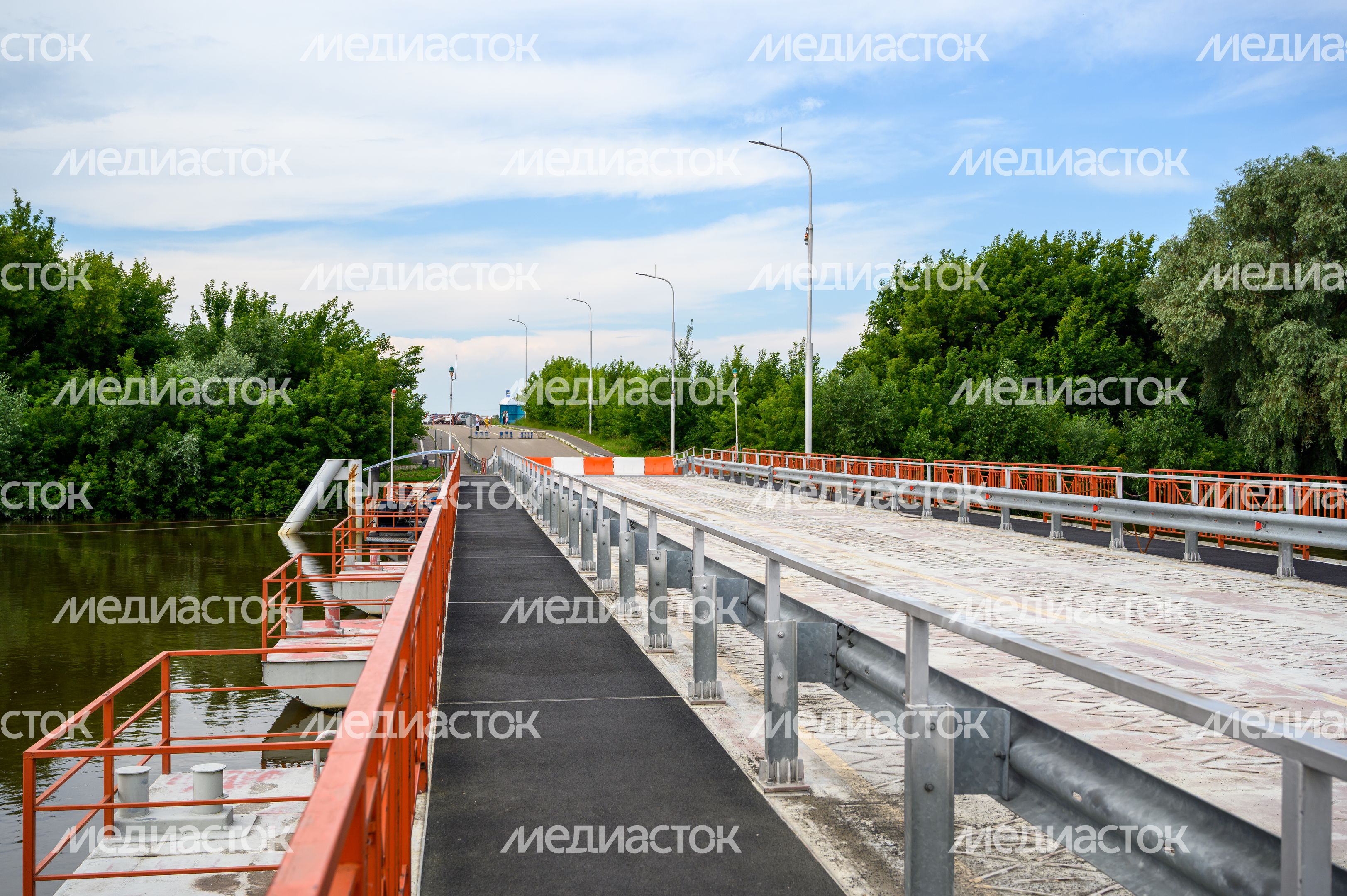 Наплавной разводной Бобреневский мост в Коломне через Москву-реку