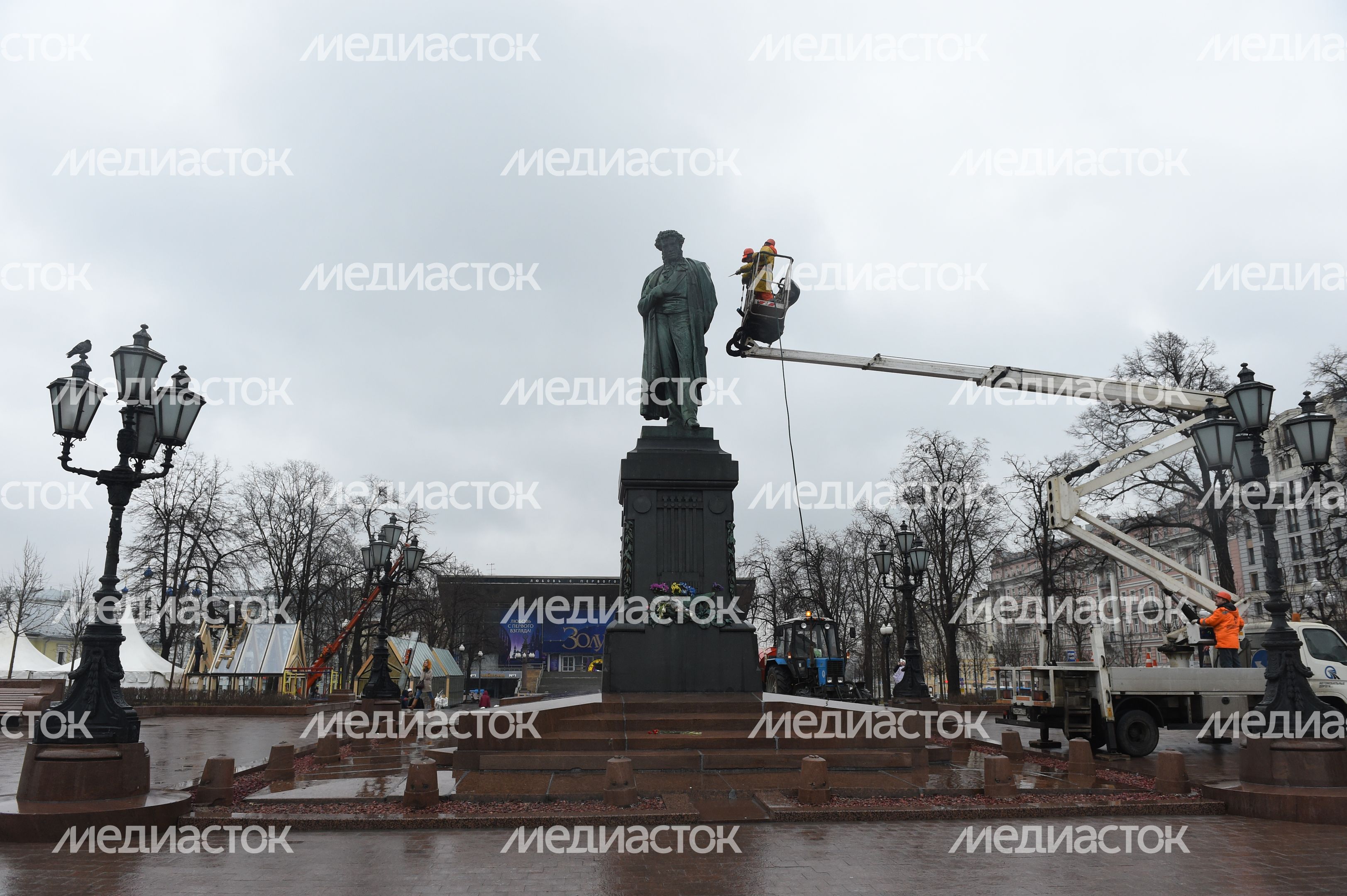 Памятник Пушкину помыли после зимы