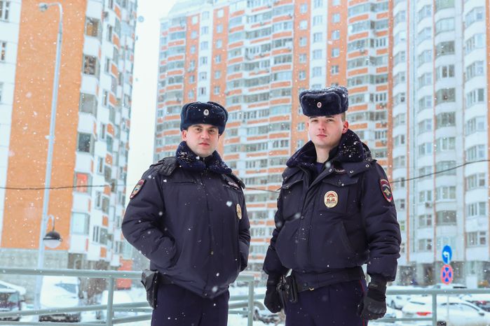 Народные дружинники и сотрудники полиции проводят обход территории