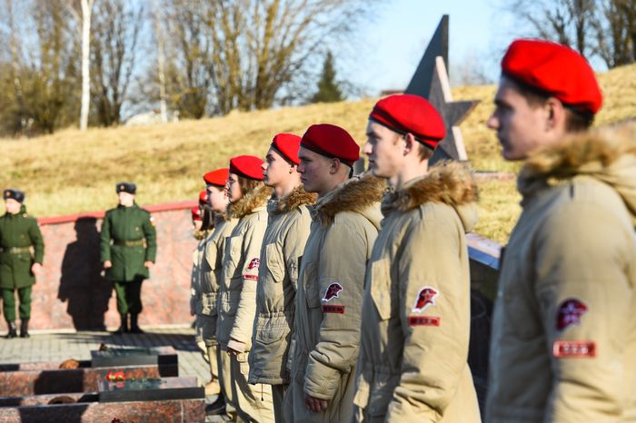 Открытие после реставрации воинского мемориала в деревне Ельня в Подмосковье