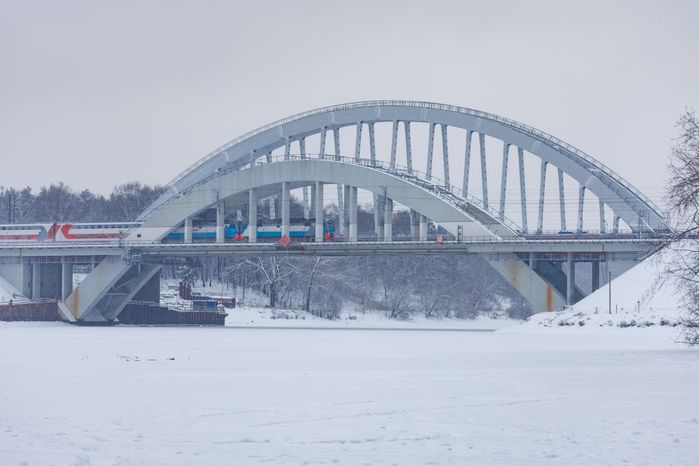 Электричка идет по Химкинскому железнодорожному мосту
