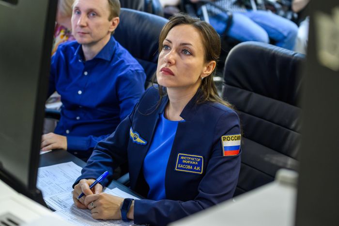 Инструктор экипажа Басова А.И. на тренировке космонавта Олега Платонова в Звездном городке