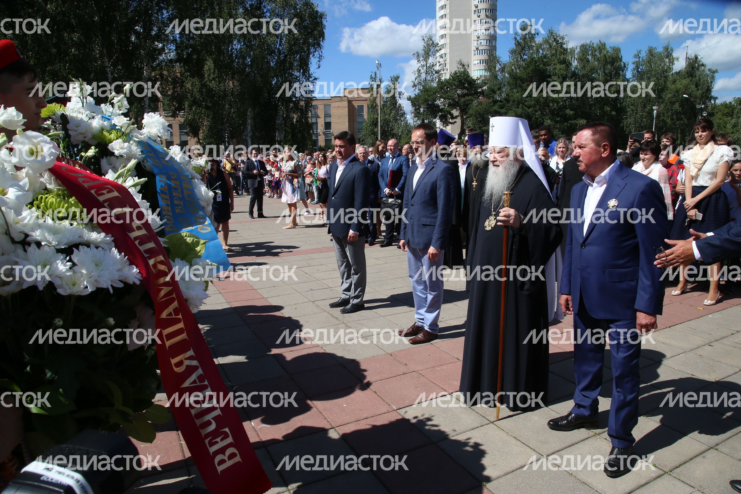Губернатор принял участие в церемонии освящения нового храма и возложении цветов к Вечному огню в Королеве