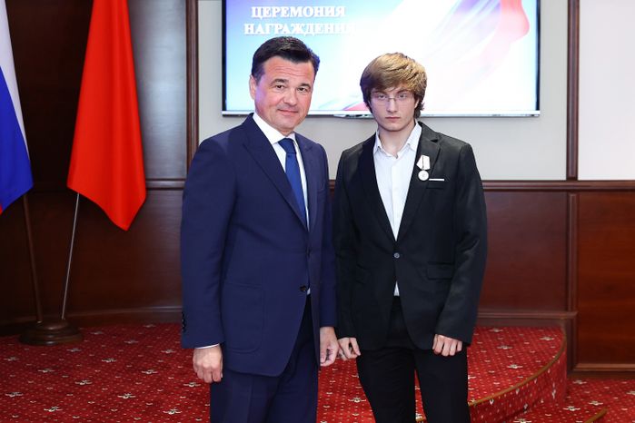 Андрей Воробьев наградил подростков, спасших людей в «Крокусе», а также работников образования и культуры