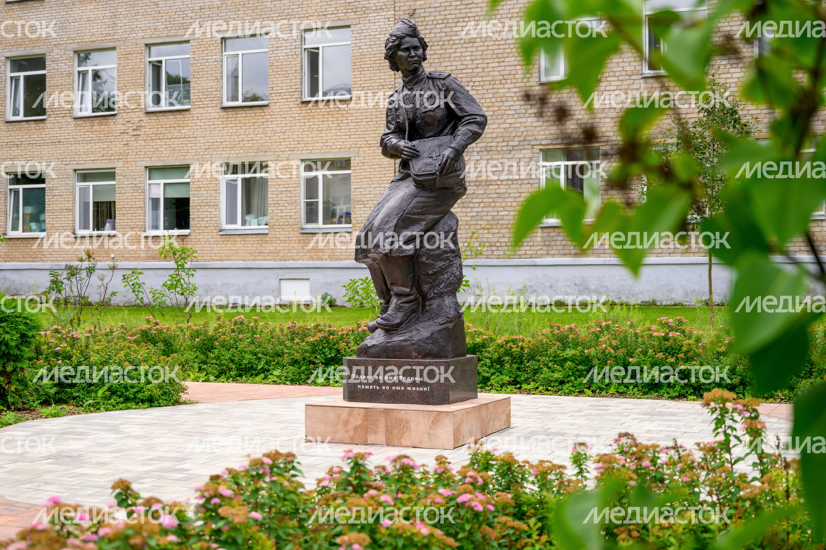 Памятник женщине-санинструктору у Пушкинской клинической больницы