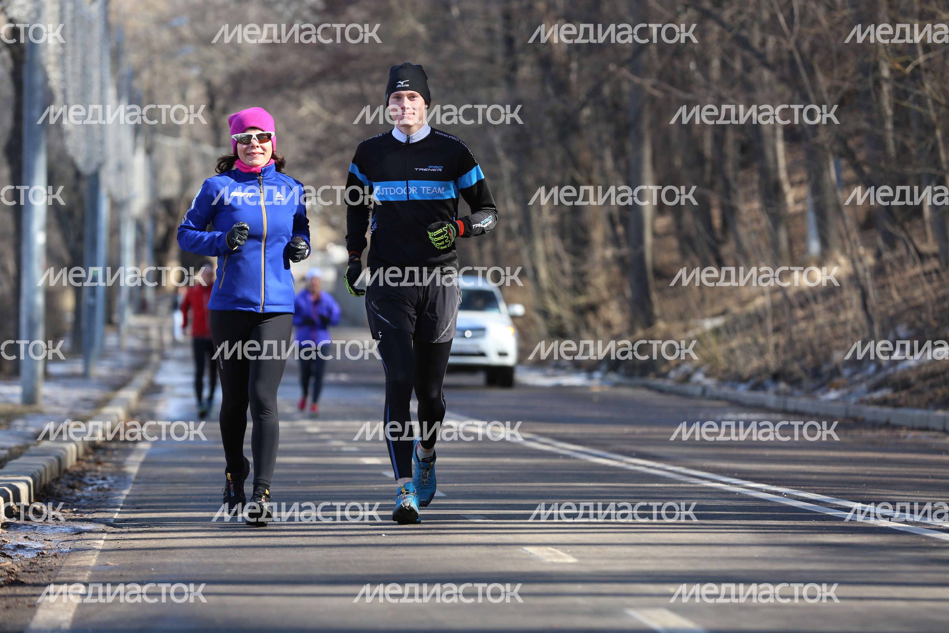 Горожане бегут по Воробьевской набережной