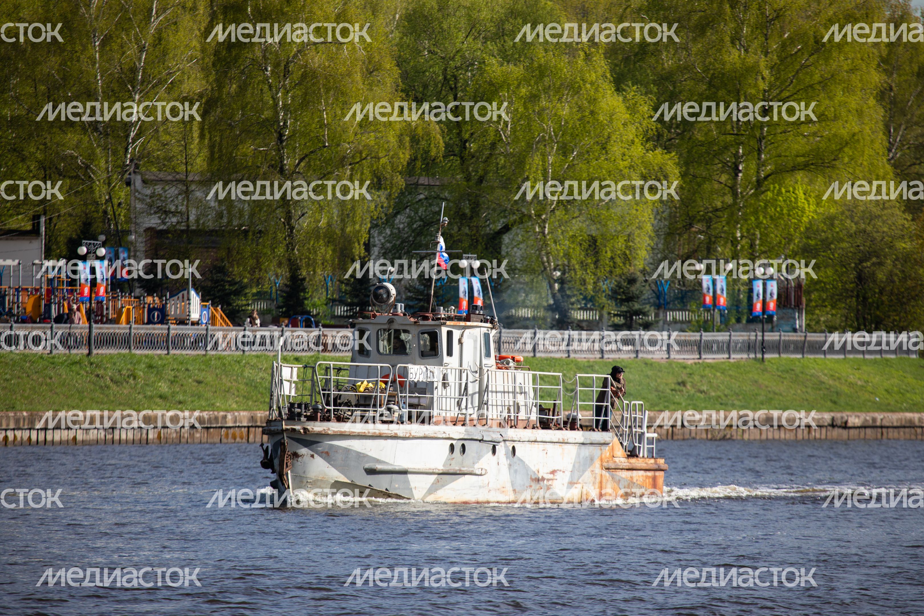 Катер на Химкинском водохранилище в Подмосковье Катер на Химкинском водохранилище в Подмосковье