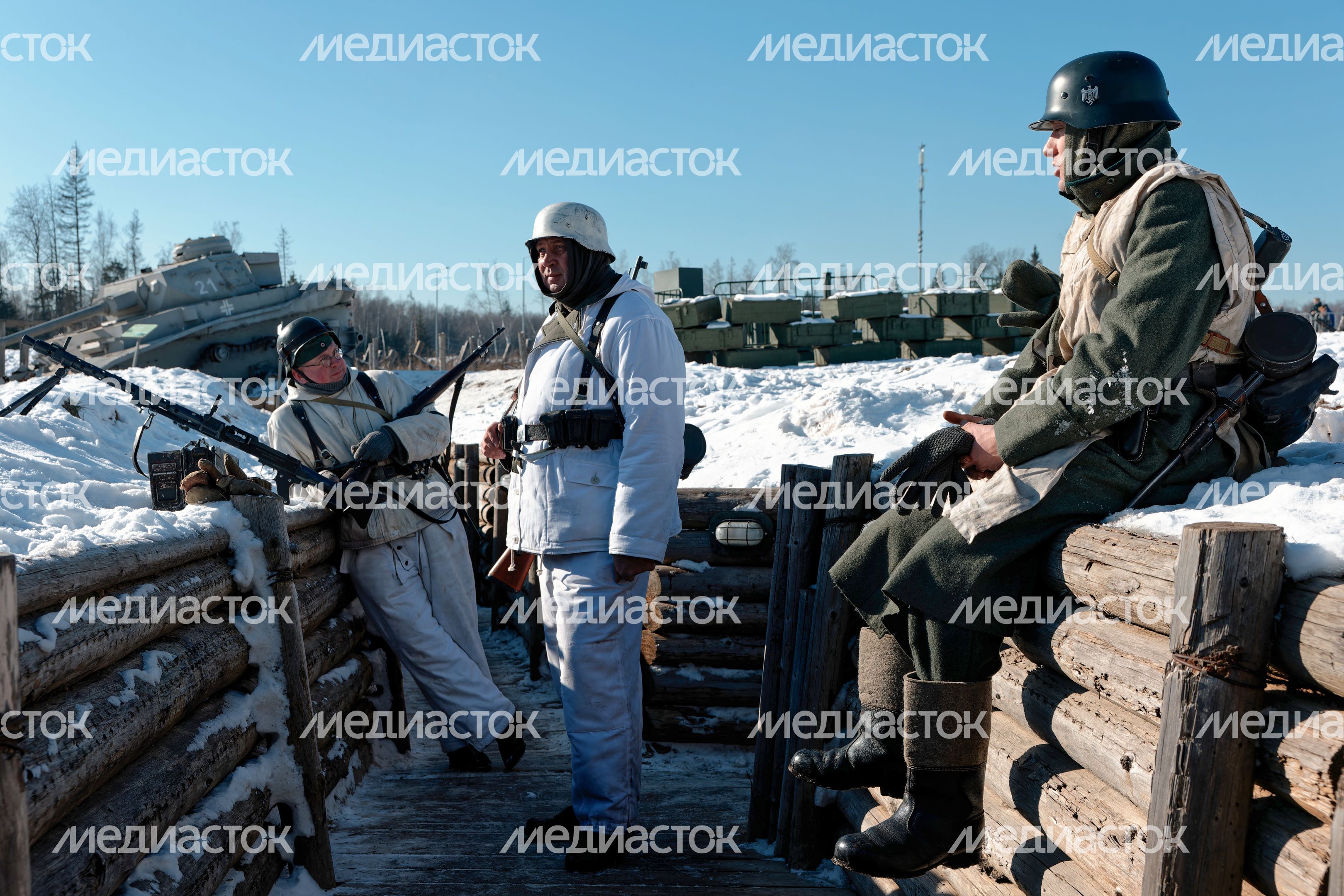 Военно-историческая реконструкция битвы за Сталинград у храма ВС РФ в Кубинке Военно-историческая реконструкция битвы за Сталинград у храма ВС РФ в Кубинке
