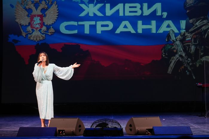 Алиса Мон выступила на концерте "Живи, страна!" в Красногорске